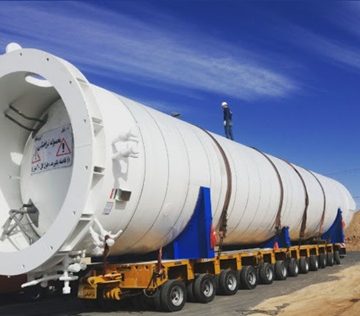 دترجنت صنعتی چیست؟  دترجنت صنعتی از مواد شیمیایی مختلف و هدفمند ، برای تمیزکردن موثر در کارهای صنعتی می باشد و معمولا اکثر آنها بر پایه آب می باشند. شوینده صنعتی کاربرد فراوانی در صنعت فولاد سازی، صنایع خودرو سازی و صنایع پزشکی دارد، از شوینده صنعتی درصنعت نفت و پترو شیمی و صنعت نساجی استفاده فراوان می شود،  شوینده صنعتی می تواند به راحتی محتویات آلودگی را از سطوح تمیز نماید. این شوینده ها می توانند آلودگی های در کمترین زمان از بین ببرند. شوینده صنعتی در تمیزکردن الودگی کاربرد فراوانی دارد . شوینده صنعتی موتورهای چرب، دیسک و صفحه های چرب ، جعبه دنده ها و پوسته گیربکس را تمیز می نماید. مواد شوینده صنعتی در قطعه شویی کاربرد فراوان دارد. شوینده صنعتی در دوره انبارداری از سطوح قطعات محافظت می نماید.ازمواد  شوینده صنعتی  برای تمیز کردن سطح آلومینیم، برنج و دیگر فلزات استفاده می شود. شوینده صنعتی جرم ، دوده ، سیاهی و رسوبات را از سطوح پاکسازی می کند.شوینده صنعتی می تواند زنگ، چربی، روغن و گریس را تمیز نماید. شوینده صنعتی در صنعت باطری سازی کاربرد دارد، از دترجنت صنعتی برای شستشوی فیلتر گازوییل با آغشتگی به روغن و چربی های صنعتی سنگین استفاده می شود. شوینده صنعتی در باطری سازی ، سرب را تمیز می نماید. با استفاده از شوینده صنعتی می توان دستگیره درب، لوله ها ، چدن و بدنه خودرو را تمیز کاری نمود. دترجنت برای صنعت نفت، دترجنت برای پتروشیمی، دترجنت برای کارخانه، دترجنت برای خانه، دترجنت برای تولید، دترجنت برای تمیز کردن، دترجنت برای نظافت انواع دترجنت صنعتی: الف)دترجنت حفاری ب)دترجنت و شوینده برای ترانسفورماتور ج)دترجنت برای توربین گازی د) دترجنت و شوینده صنعتی در پلی اکریل ه) دترجنت و شوینده صنعتی برای تمیز کردن کک، نفت مازوت و)دترجنت و شوینده صنعتی در کارخانه های گنداله سازی برای ذوب آهن